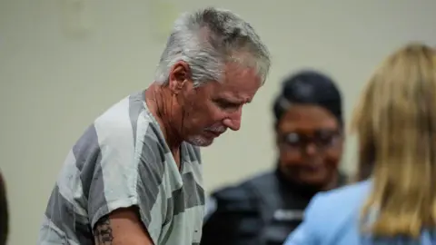 Getty Images Colin Gray, ayah dari tersangka penembakan SMA Apalachee Colt Gray, di Gedung Pengadilan Barrow County di Georgia