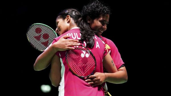 Teresa Jolly, kanan, dan Gayatri Gopichand Pullela dari India bertarung melawan Li Wen Mei dan Liu Xuan Xuan dari Tiongkok pada hari keempat Kejuaraan Bulu Tangkis YONEX All England Open di Utilita Arena, Birmingham, Inggris. (AP | PTI)