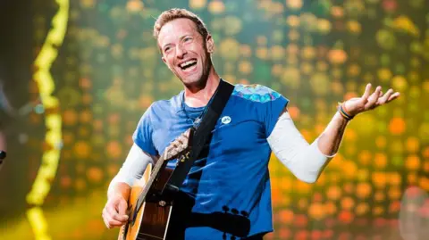 Getty Images Chris Martin dari Coldplay tampil langsung di panggung di Allianz Park pada 7 November 2017 di Sao Paulo, Brasil