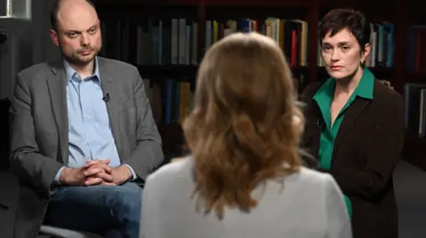 Vladimir Kara-Murza dan istrinya Evgenia duduk berhadapan dengan Laura Kuensberg dalam wawancara BBC