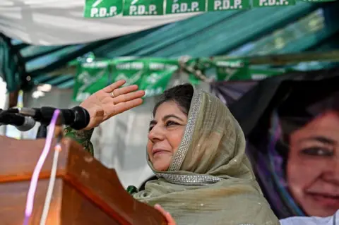 AFP Mehbooba Mufti, mantan ketua menteri dan presiden Partai Demokrat Rakyat Jammu dan Kashmir (PDP), menyapa para pendukungnya pada rapat umum kampanye pemilu di Pulwama, selatan Srinagar, 10 September 2024, menjelang pemilihan majelis di Jammu yang dikelola India dan Kashmir.