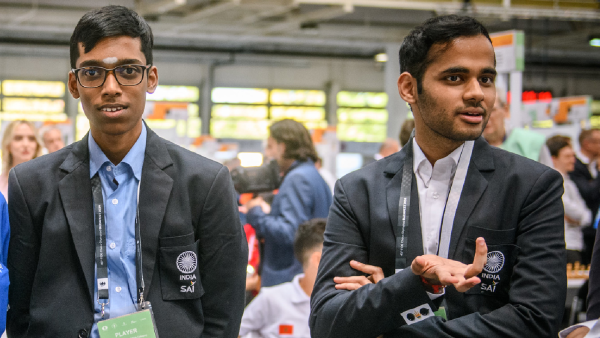 Arjun Erigaisi dan Pragnananda pada Olimpiade Catur 2024 di Budapest. (Foto: FIDE / Michal Walusza)