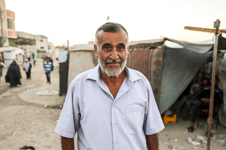 Salah Al Shanat, dari Beit Lahiya tetapi terpaksa mengungsi beberapa kali hingga akhirnya tiba di Deir el-Balah, berbicara dari kamp pengungsian ketika perang Israel terhadap warga sipil di Gaza terus berlanjut.