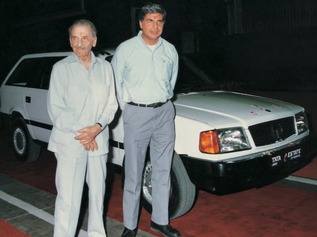 Ratan Naval Tata bersama pamannya JRD Tata (Sumber: Ratan Tata/Instagram)