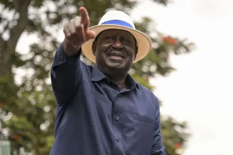 Getty Images Raila Odinga berpidato di depan pendukungnya di luar Rumah Sakit Nasional Kenyatta di Nairobi, pada 26 Juli 2023, setelah bertemu dengan pengunjuk rasa yang terluka dalam protes anti-pemerintah baru-baru ini.