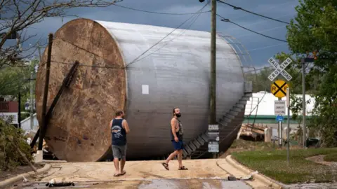 Getty Images Pria mensurvei kehancuran dari Helen di Asheville, North Carolina