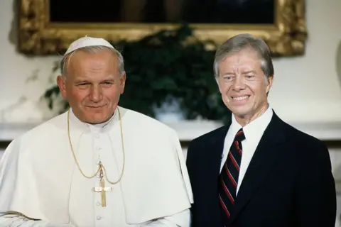 Getty Images Paus Yohanes Paulus II dan Presiden Jimmy Carter di Gedung Putih pada tahun 1979