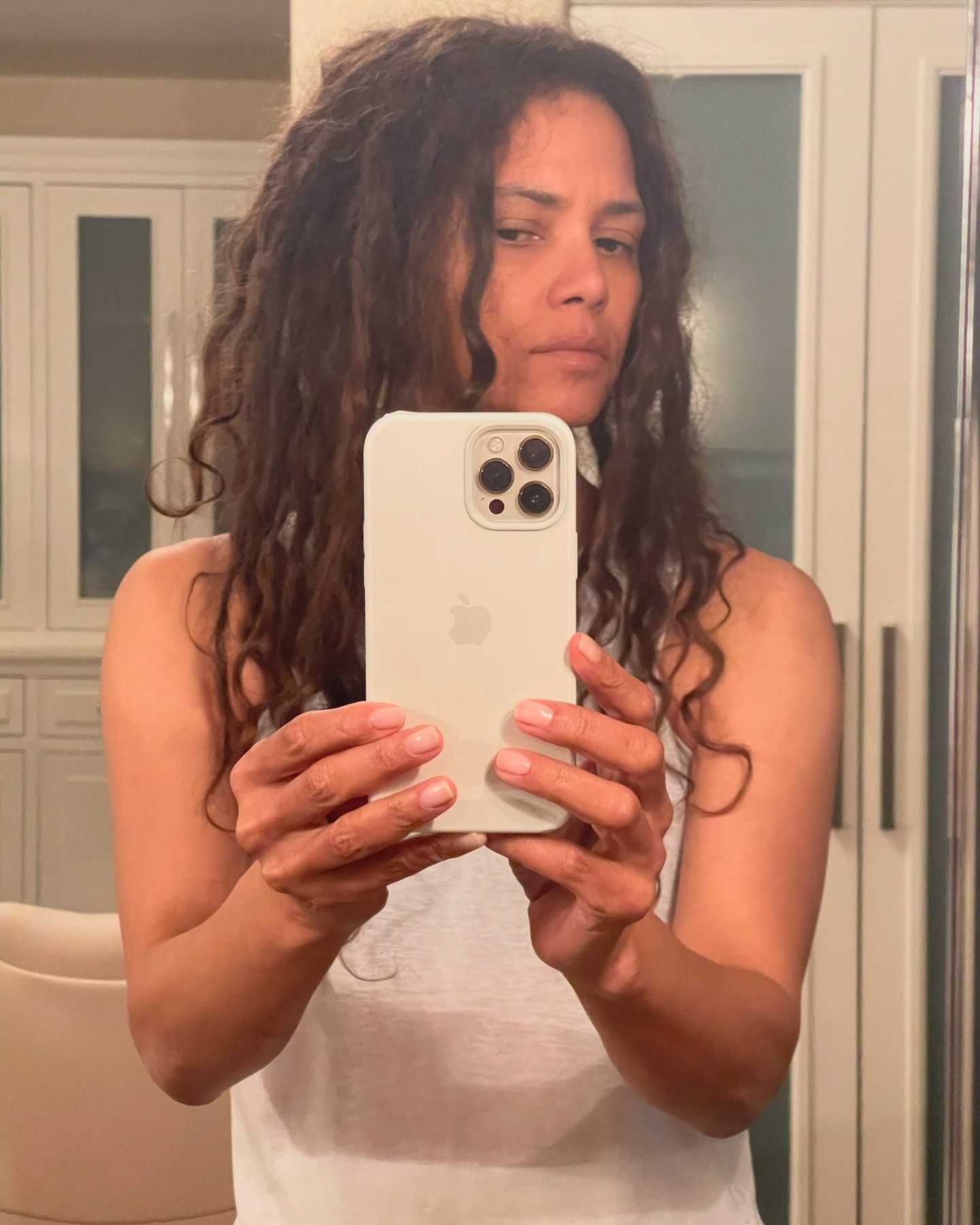 Halle Berry muncul kembali di Instagram dan mengejutkan penggemar dengan fotonya: 