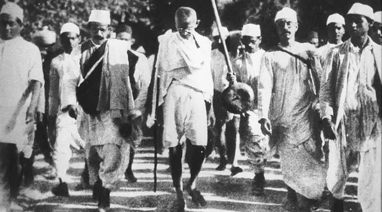 Pada 12 Maret 1930, Gandhi meninggalkan Sabarmati Ashram bersama 80 Satyagrahi dan berjalan sejauh 390 kilometer menuju desa pesisir Dandi. (Wikimedia Commons)