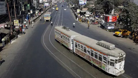 AFP Sebuah trem melaju di sepanjang jalan utama yang biasanya sibuk dengan lalu lintas selama pemogokan umum 12 jam di Kolkata pada 22 Januari 2009. 