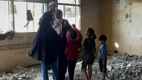 Huda bersama anak-anaknya yang masih hidup