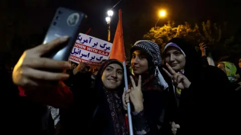 Getty Images Wanita Iran merayakannya di jalanan Teheran