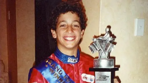 Daniel Ricciardo Daniel Ricciardo muda dengan trofi balap go-kart