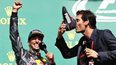 Daniel Ricciardo merayakan saat Mark Webber membuat sepatunya (Getty Images)