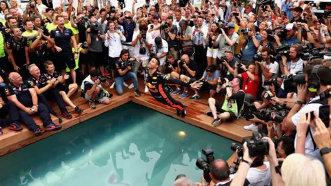 Getty Images Daniel Ricciardo menyelam ke dalam kolam setelah kemenangannya di Monaco pada tahun 2018