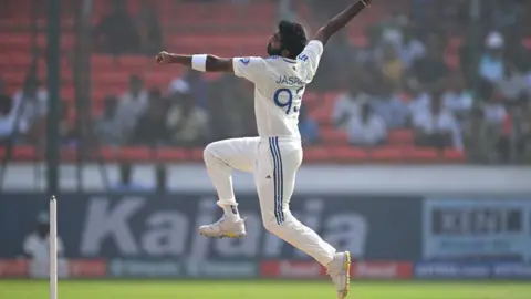 Getty Images Pemain bowling India Jasprit Bumrah melakukan bowling pada hari keempat pertandingan Tes pertama antara India dan Inggris di Stadion Internasional Rajiv Gandhi pada 28 Januari 2024 di Hyderabad, India.