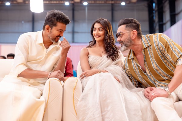 Vijay, Pooja Hegde dan Bobby Deol di acara film Pooja mereka.