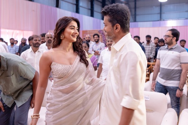 Vijay dengan Pooja Hegde.