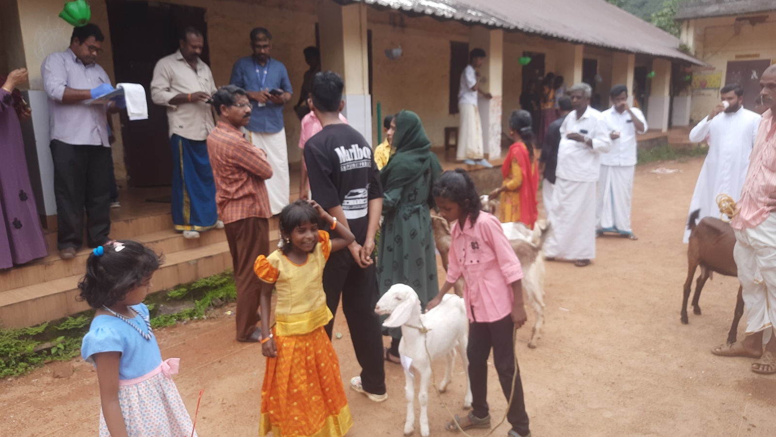 Foto program pembagian kambing di sekolah. (Foto Ekspres)