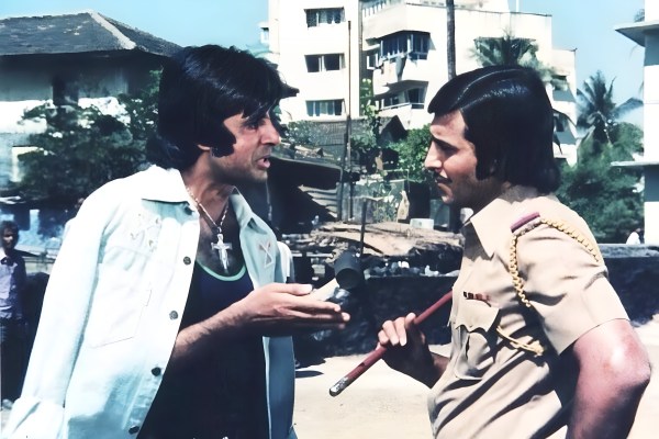 Vinod Khanna, Amitabh Bachchan di Amar Akbar Antony. (Foto: IMDb)