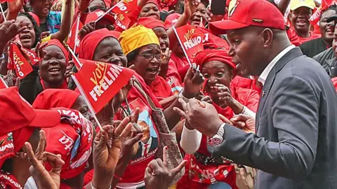 EPA Daniel Chapo (Kiri) saat acara kampanye di China Mozambique Cultural Center di Maputo, Mozambik, 02 Oktober 2024