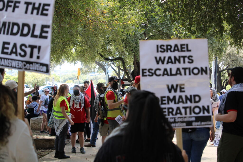 Demonstran anti-Israel memegang tanda-tanda mengecam tanggapan Israel terhadap serangan Hamas 7 Oktober. Foto oleh Randy Clark Breitbart Texas