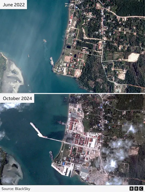 Dua citra satelit membandingkan garis pantai pada Juni 2022 dan Oktober 2024. Gambar selanjutnya menunjukkan dermaga besar yang menonjol dari pantai, sedangkan gambar sebelumnya tidak menunjukkan apa pun