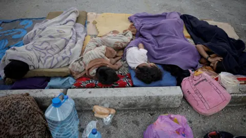 Reuters Anak-anak pengungsi tidur di tempat parkir mobil di pusat Beirut, Lebanon (8 Oktober 2024)