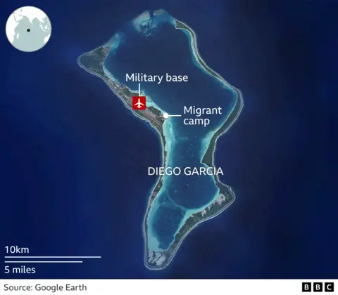 Peta yang menunjukkan citra satelit Diego Garcia dengan lokasi pangkalan militer dan kamp migran