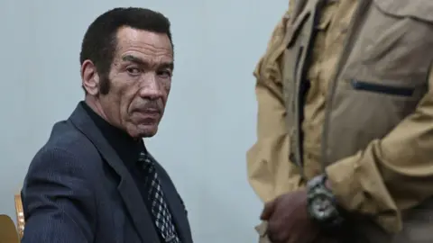 AFP Mantan Presiden Botswana Ian Khama duduk di Pengadilan Broadhurst Magistrate di Gaborone - 13 September 2024