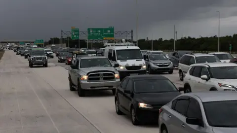 Getty Images Ribuan mobil mengantri saat Badai Milton mendatangkan malapetaka di Teluk Meksiko di St. Petersburg, Florida pada 7 Oktober 2024.