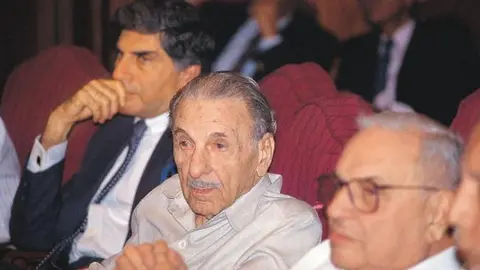 Getty Images JRD Tata bersama Ratan Tata dan Russi Modi pada pertemuan di New Delhi, India