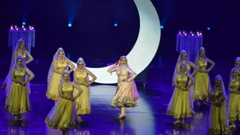 Getty Images Aktris Bollywood Rekha (tengah) tampil pada Festival IIFA Awards Akademi Film India Internasional (IIFA) ke-19 di Teater Siam Niramit di Bangkok pada 24 Juni 2018.