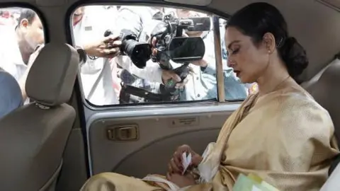 Getty Images Aktris Bollywood Rekha tiba di Parlemen untuk mengambil sumpah sebagai anggota Rajya Sabha pada 15 Mei 2012.