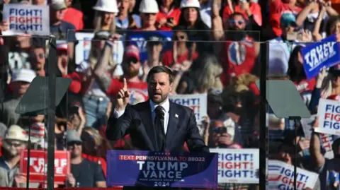 Getty Images JD Vance berpidato di depan massa pada rapat umum di Butler, Pennsylvania pada Oktober 2024