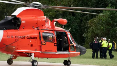 Getty Images Helikopter Penjaga Pantai AS mendarat di dekat Davistown, Carolina Utara setelah Badai Helene