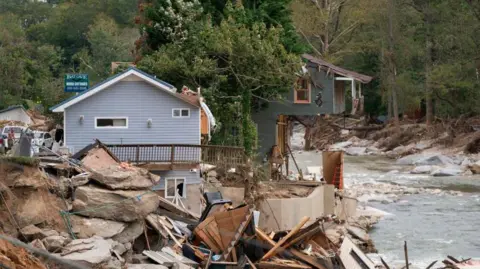 Getty Images Menghancurkan rumah dan bangunan di sepanjang Sungai Broad setelah Badai Helen di Bat Cave, North Carolina