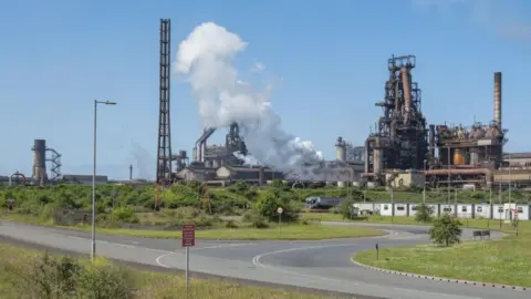 Getty Images Mematikan tanur tiup di Port Talbot Steelworks, yang dioperasikan oleh Tata Steel Ltd, di seberang Sungai Afon di Port Talbot, Inggris, pada Selasa, 25 Juni 2024. 