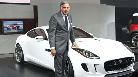 Getty Images Ratan Tata, Chairman Tata Group, di Jaguar Pavilion saat Auto Expo ke-11 di Pragati Maidan pada 5 Januari 2012 di New Delhi, India. Jaguar milik Tata Motors memamerkan dua model baru, C-X16 dan C-X75, di Auto Expo 2012 di sini.