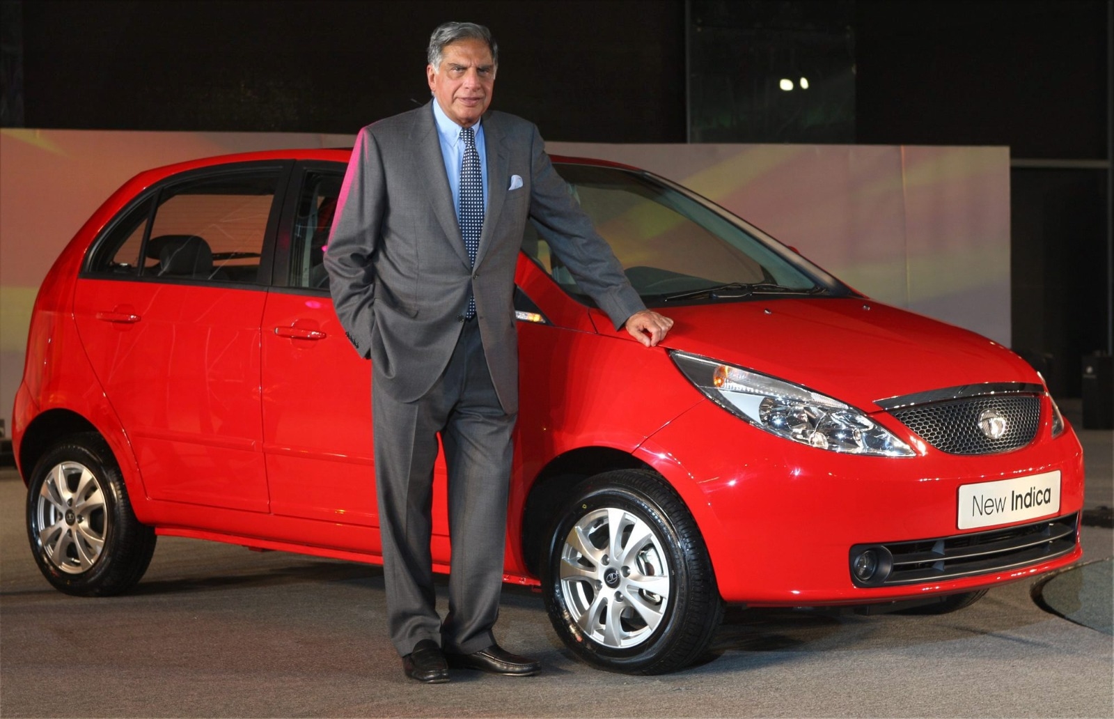 Ratan Tata berpose di samping kendaraan Indica versi Direct Injection Common Rail (DICOR) baru, yang diluncurkan pada Auto Expo ke-9 di New Delhi. (PTI)