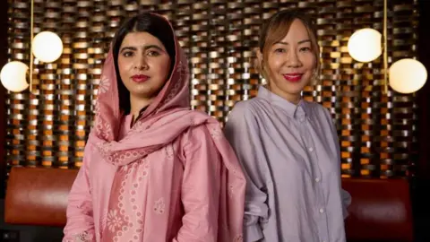 Apple Malala Yousafzai dan Sue Kim berpose bersama di Festival Film Internasional Toronto pada bulan September