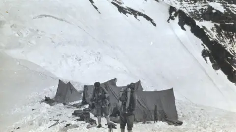 Getty Images Mallory dan Irwin meninggalkan Kol Utara untuk pendakian terakhir. Yang terkenal adalah foto terakhir George Mallory (kiri) dan Sandy Irwin berangkat ke Kol Utara Everest