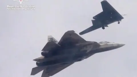 Kementerian Pertahanan Rusia Gambar lama Kementerian Pertahanan Rusia ini menunjukkan jet Su-57 terbang bersama drone tempur Okhotnik 