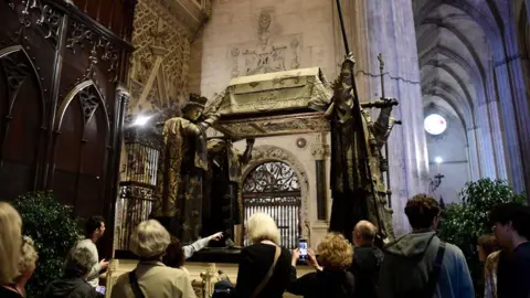 Getty Images Orang-orang mengunjungi makam Christopher Columbus di Katedral Seville pada 11 Oktober 2024