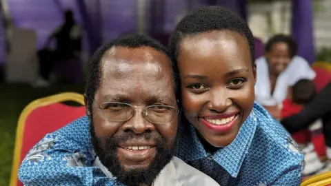 Lupita Nyong'o Anyang' Nyong'o dan putrinya Lupita Nyong'o berpelukan dan berpose untuk foto 