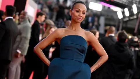 Aktor Amerika Zoe Saldana berpose di karpet merah untuk menghadiri pemutaran Getty Images Gala. 