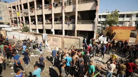 Getty Images Menyusul serangan IDF di sekolah UNRWA di Jabalia pada 26 September