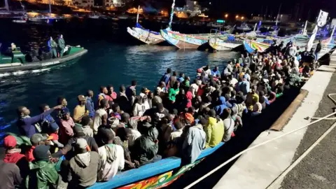 Para migran bermalam di kapal di El Hierro, Kepulauan Canary