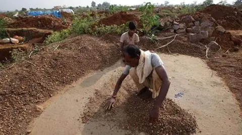 Getty Images Seorang penambang menyaring kerikil di distrik Panna, Madhya Pradesh