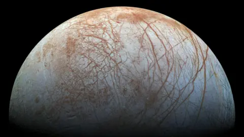 NASA/JPL-Caltech/SETI Institute Tampilan warna yang baru diproses ulang ini, dibuat dari gambar yang diambil oleh pesawat ruang angkasa Galileo milik NASA pada akhir tahun 1990-an, menunjukkan permukaan es Europa yang tidak jelas dan menarik di Jupiter.